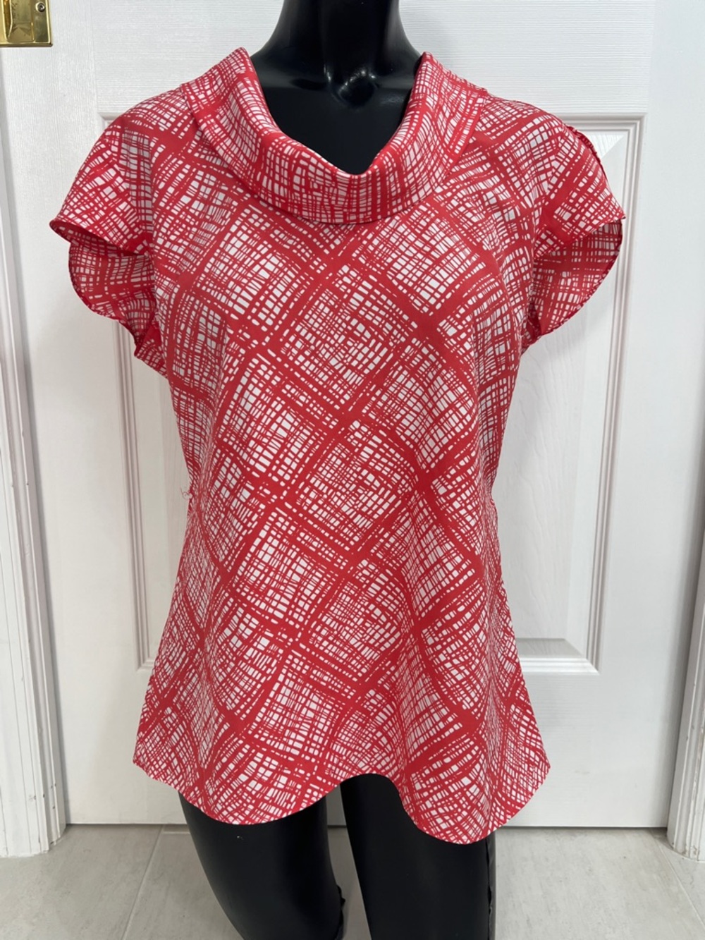 Banana Republic Salmon Red and White Patterned Flutter Sleeve Top Woman Medium
